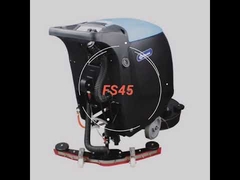 Batteriefahrt hinter dem Bodenreiniger