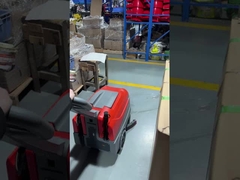 Dycon Compact-Bodenwascher durchläuft leicht die engen Gänge