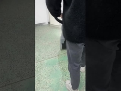 Einfache Bodenreinigung in engen Büroräumen